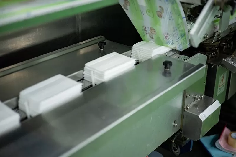 Gấp khăn và đóng gói tự động