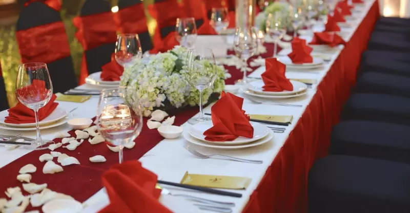 Lý do nhà hàng nên đầu tư vào khăn ướt, bao đũa